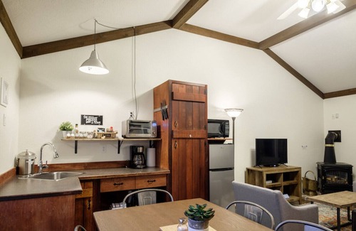Harrison Hot Springs Cottage | 2 BEDROOM | QUEEN BED + 2 TWIN BEDS + QUEEN SOFA BED | SLEEPS UP TO 6 GUESTS