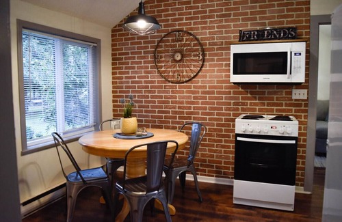 Harrison Hot Springs Cottage | 2-BEDROOM COTTAGE | 2 QUEEN BEDS | FAMILY-FRIENDLY | SLEEPS UP TO 4