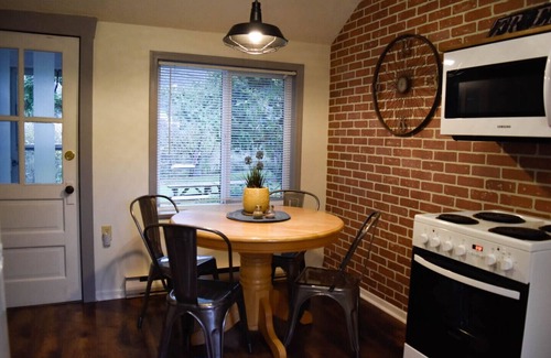 Harrison Hot Springs Cottage | 2-BEDROOM COTTAGE | 2 QUEEN BEDS | FAMILY-FRIENDLY | SLEEPS UP TO 4