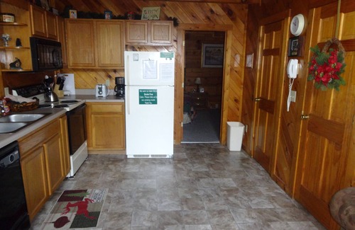 Pigeon Forge Cabin | 2 Bedroom Cabin - 2 miles to Parkway