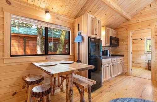 Thonotosassa Cabin | 2 Bedroom Cabin - Happy Travelers RV Resort