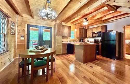 Monticello Cabin | 2-bedroom cabin in superb Monticello with WiFi, AC. Relax and unwind