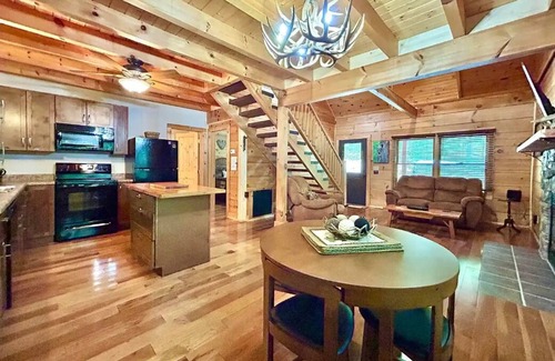 Monticello Cabin | 2-bedroom cabin in superb Monticello with WiFi, AC. Relax and unwind
