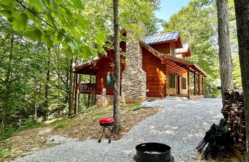 Monticello Cabin | 2-bedroom cabin in superb Monticello with WiFi, AC. Relax and unwind