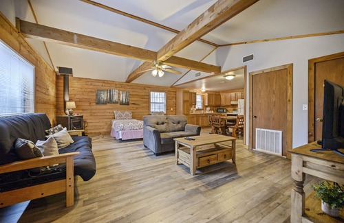Broken Bow Cabin | 2 Bedroom Cabin Sleeps up to 8 Guest, Full size kitchen, Fishing pond