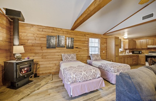 Broken Bow Cabin | 2 Bedroom Cabin Sleeps up to 8 Guest, Full size kitchen, Fishing pond