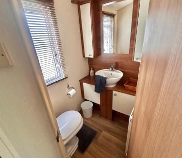 Glasgow Ski Chalet | 2-Bedroom Caravan Located in Uddingston, Glasgow at Maryville Caravan Site