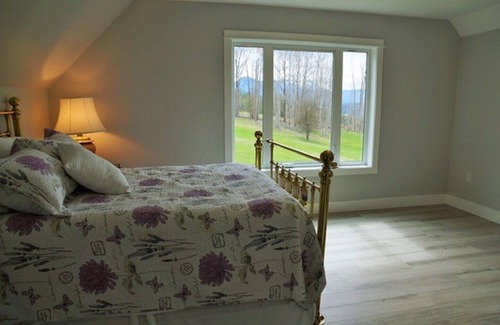 Canoe House | 2 Bedroom Carriage House with Panoramic views of Shuswap Lake