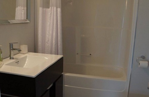 Canoe House | 2 Bedroom Carriage House with Panoramic views of Shuswap Lake