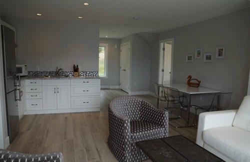 Canoe House | 2 Bedroom Carriage House with Panoramic views of Shuswap Lake