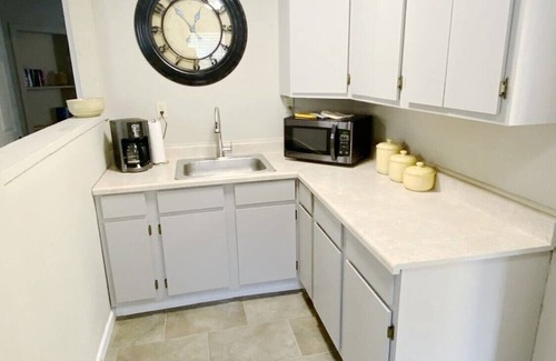 Lakeland House | 2 Bedroom Centrally located near Shopping, Restaurants & Lake