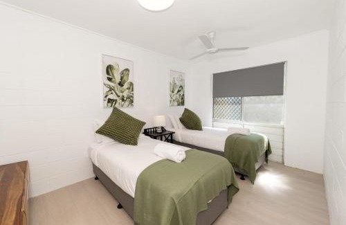 Pimlico Apartment | 2-Bedroom Charm near Mater Hospital Pimlico