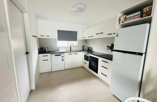 Pimlico Apartment | 2-Bedroom Charm near Mater Hospital Pimlico