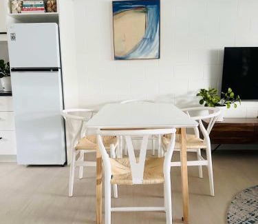 Pimlico Apartment | 2-Bedroom Charm near Mater Hospital Pimlico
