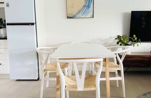 Pimlico Apartment | 2-Bedroom Charm near Mater Hospital, Pimlico