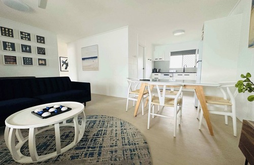 Pimlico Apartment | 2-Bedroom Charm near Mater Hospital, Pimlico