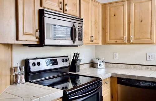 Tucson Condo | 2-Bedroom Condo in the Foothills, La Encantada, Galleries and Restaurants!