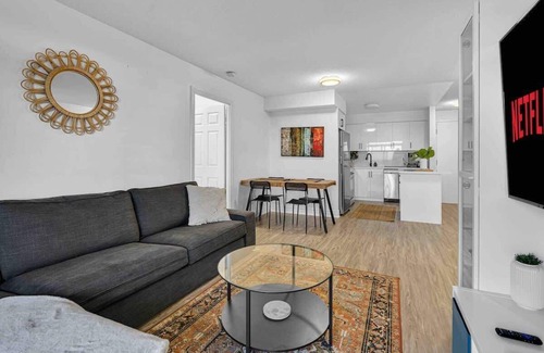 Downtown Mississauga Apartment | 2 Bedroom Condo w/Workspace+Free Parking (SQ1)