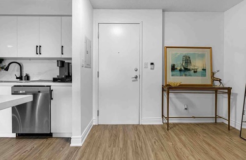 Downtown Mississauga Apartment | 2 Bedroom Condo w/Workspace+Free Parking (SQ1)