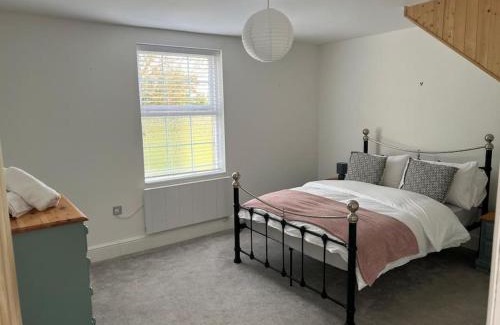 Swindon House | 2 bedroom cottage in Old Town