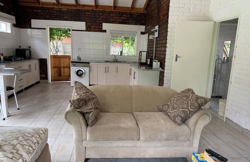 Greendale Cottage | 2 bedroom cottage in the leafy suburb of Greendale