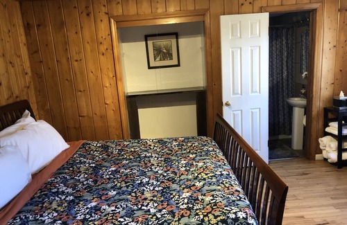Shawnee House | 2 Bedroom Cottage, large front yard, pets welcome, great location