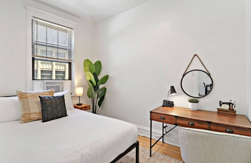 Andersonville Apartment | 2-Bedroom Cozy Apt in Prime Location
