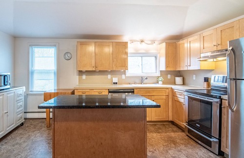 Mountain Top Cottage | 2 Bedroom Cozy Cottage!