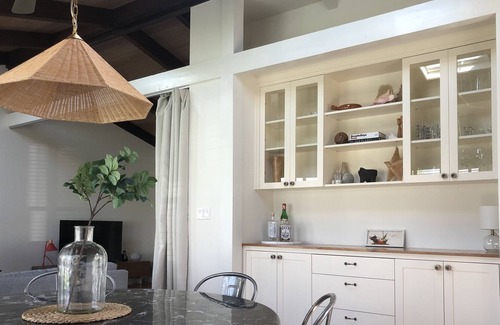 Culloden Shores House | 2 Bedroom Culloden cottage, walk to private bay beach