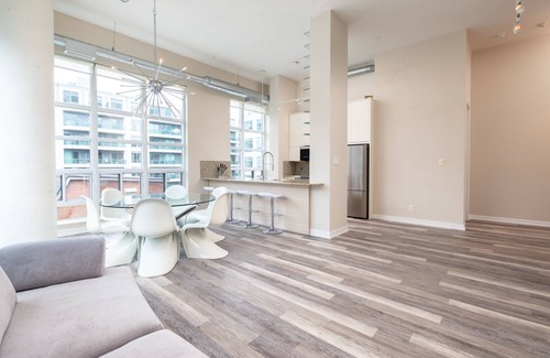 South Hill Condo | 2 bedroom + Den bright Casa Loma/Madison Avenue Loft Condo