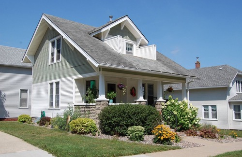 Decorah House | 2 Bedroom Downtown Bungalow- Must see!