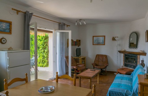 Torroella de Montgri House | 2 bedroom semi-detached house in Urb. Torre Gran, L'Estartit. Garden and community pool (Ref:H38)