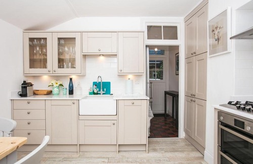 Brixton Hill Apartment | 2 Bedroom Flat in Brixton Sleeps 4