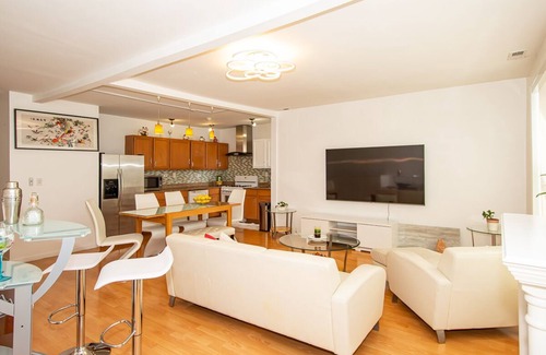 Bridgeport House | 2 Bedroom Home nestled into the heart of Bridgeport, Chicago.nVery walkable!