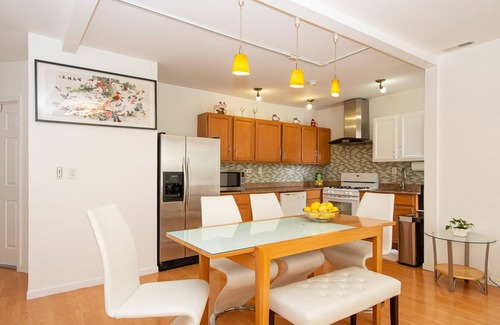 Bridgeport House | 2 Bedroom Home nestled into the heart of Bridgeport, Chicago.nVery walkable!