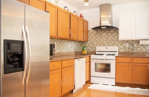 Bridgeport House | 2 Bedroom Home nestled into the heart of Bridgeport, Chicago.nVery walkable!
