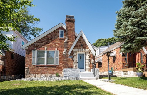 Northampton House | 2 Bedroom Home With Fenced Backyard