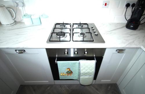 Ashington House | 2 Bedroom House - Beautifully Decorated & Furnished - Parking - Large Garden