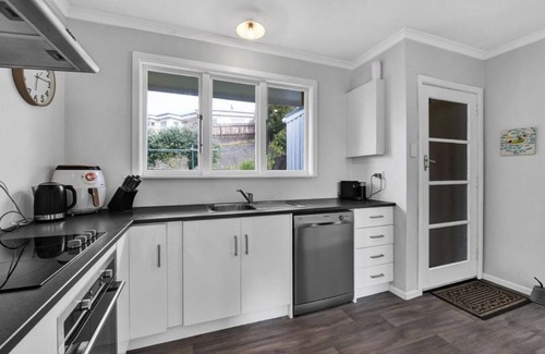 New Plymouth House | 2 Bedroom House | Close to CBD