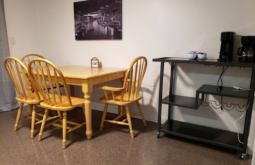 Rockford House | 2 bedroom in convenient location. Quiet safe neighborhood close to shopping.