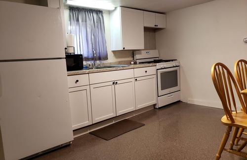 Rockford House | 2 bedroom in convenient location. Quiet safe neighborhood close to shopping.