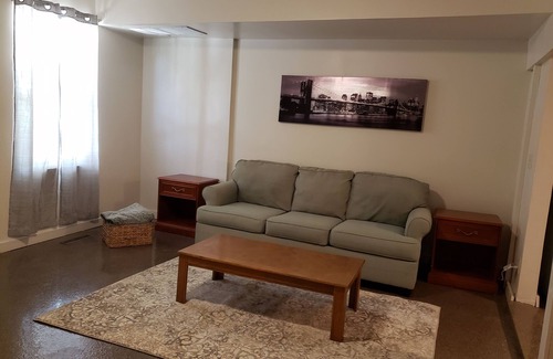 Rockford House | 2 bedroom in convenient location. Quiet safe neighborhood close to shopping.