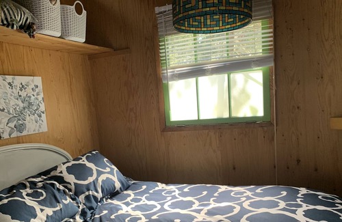 Westerose Cabin | 2 Bedroom Lakefront Rustic Cabin