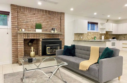 Richmond Hill Apartment | 2 Bedroom Large & Open Concept Basement Apartment