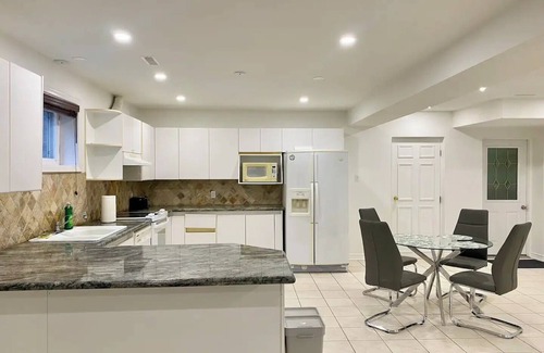 Richmond Hill Apartment | 2 Bedroom Large & Open Concept Basement Apartment
