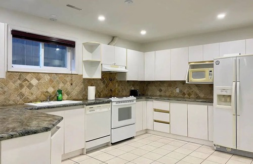 Richmond Hill Apartment | 2 Bedroom Large & Open Concept Basement Apartment