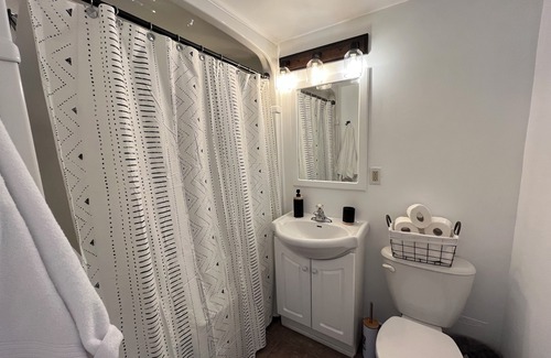 York - Haig Apartment | 2-bedroom Loft in the ❤️ of Niagara