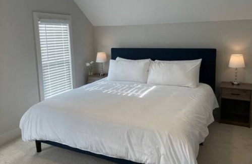Lake Bluff Apartment | 2 Bedroom Naval Family Oasis
