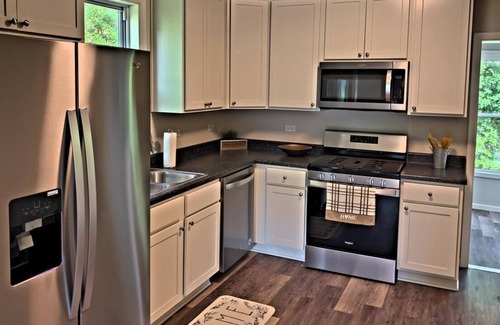 Lake Bluff Apartment | 2 Bedroom Naval Family Oasis