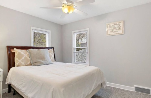 Lake Bluff Apartment | 2 Bedroom Near Great Lakes Naval